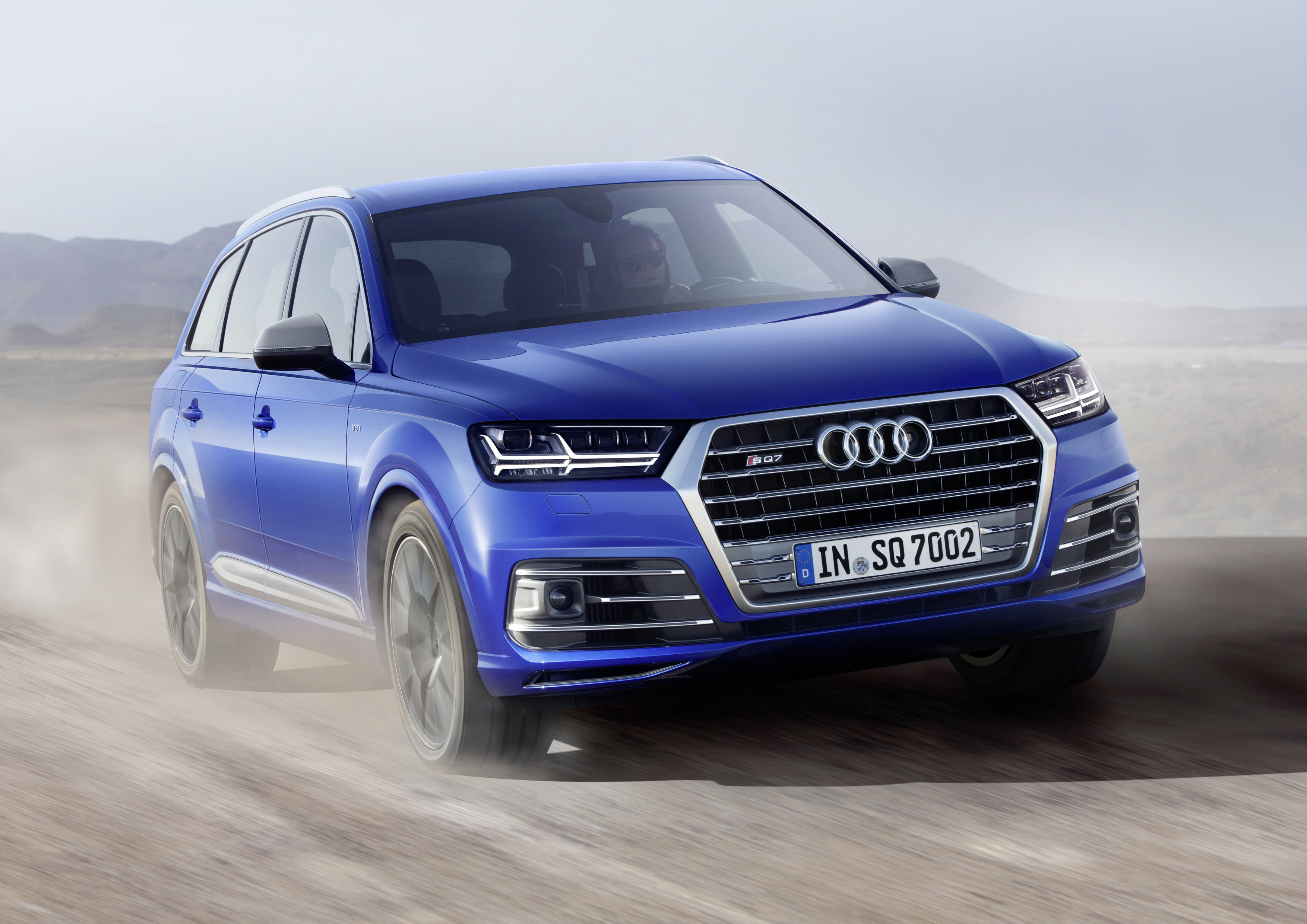 Audi introduceert de topversie van de Q7 met de van 4.0 TDI V8 voorziene SQ7. De sportieve SUV maakt gebruik van twee turbo's en een elektrisch aangedreven compressor.