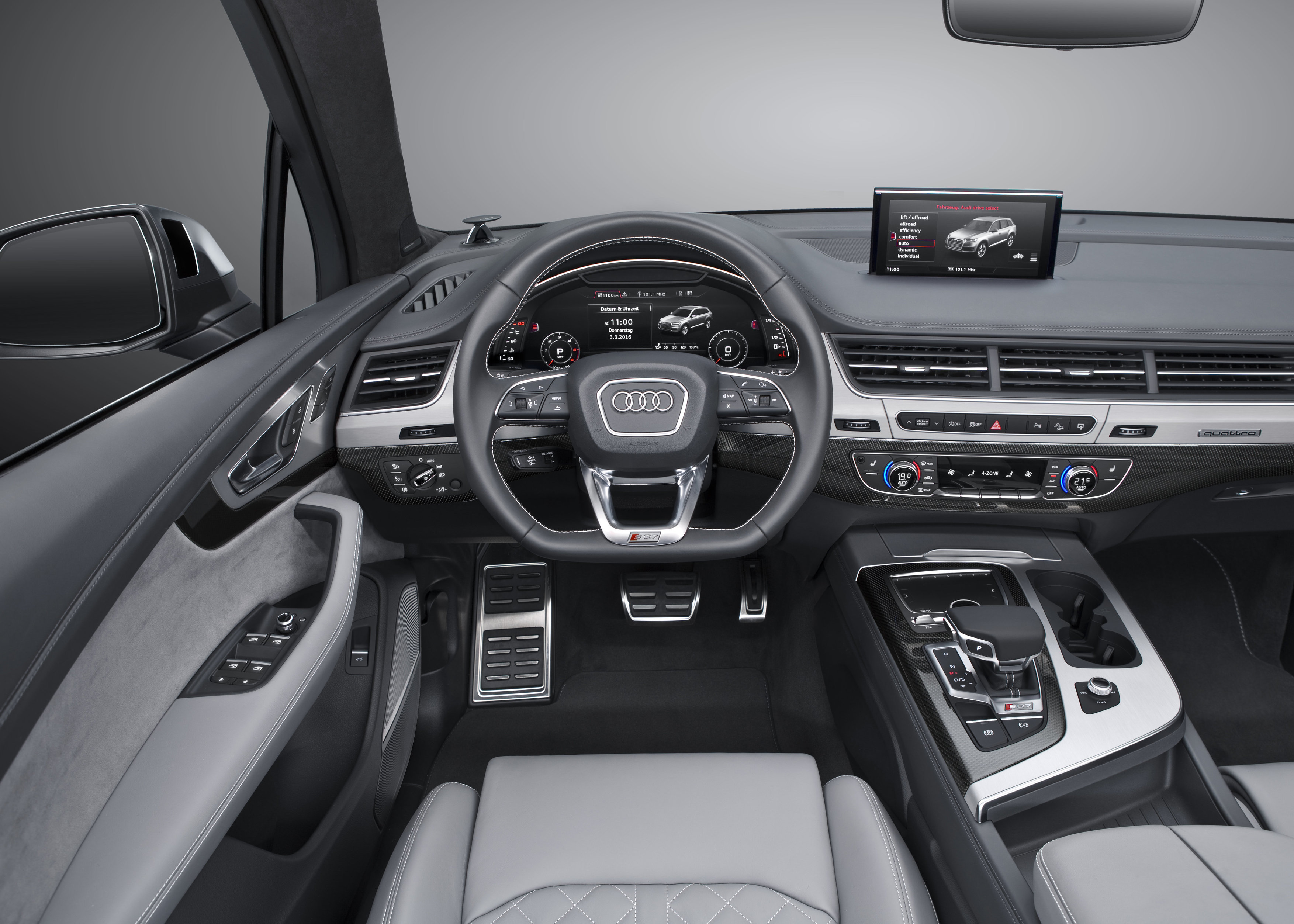 Audi introduceert de topversie van de Q7 met de van 4.0 TDI V8 voorziene SQ7. De sportieve SUV maakt gebruik van twee turbo's en een elektrisch aangedreven compressor.