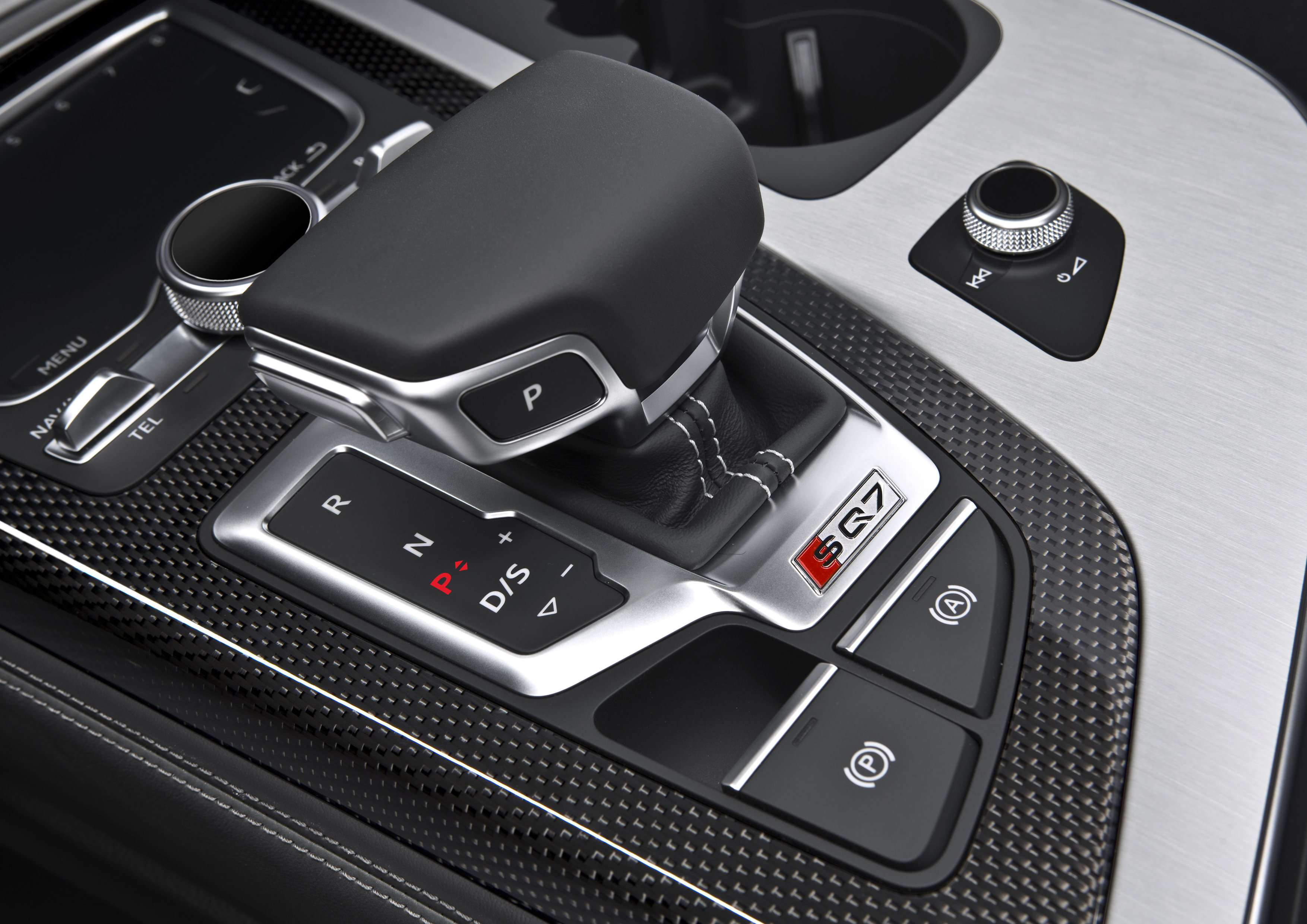 Audi introduceert de topversie van de Q7 met de van 4.0 TDI V8 voorziene SQ7. De sportieve SUV maakt gebruik van twee turbo's en een elektrisch aangedreven compressor.