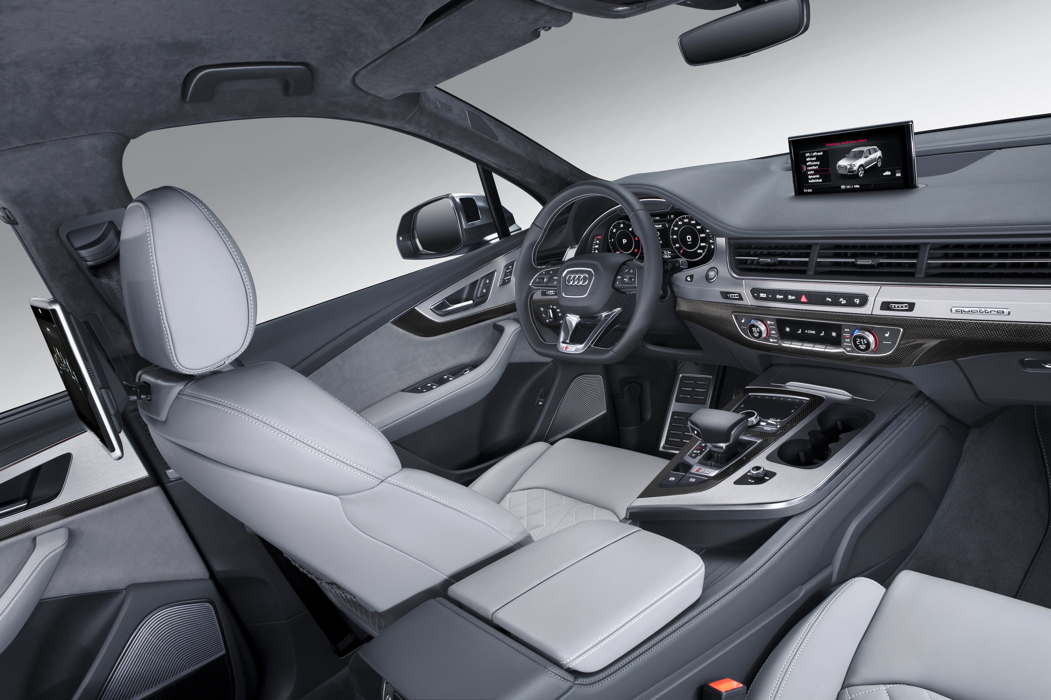 Audi introduceert de topversie van de Q7 met de van 4.0 TDI V8 voorziene SQ7. De sportieve SUV maakt gebruik van twee turbo's en een elektrisch aangedreven compressor.