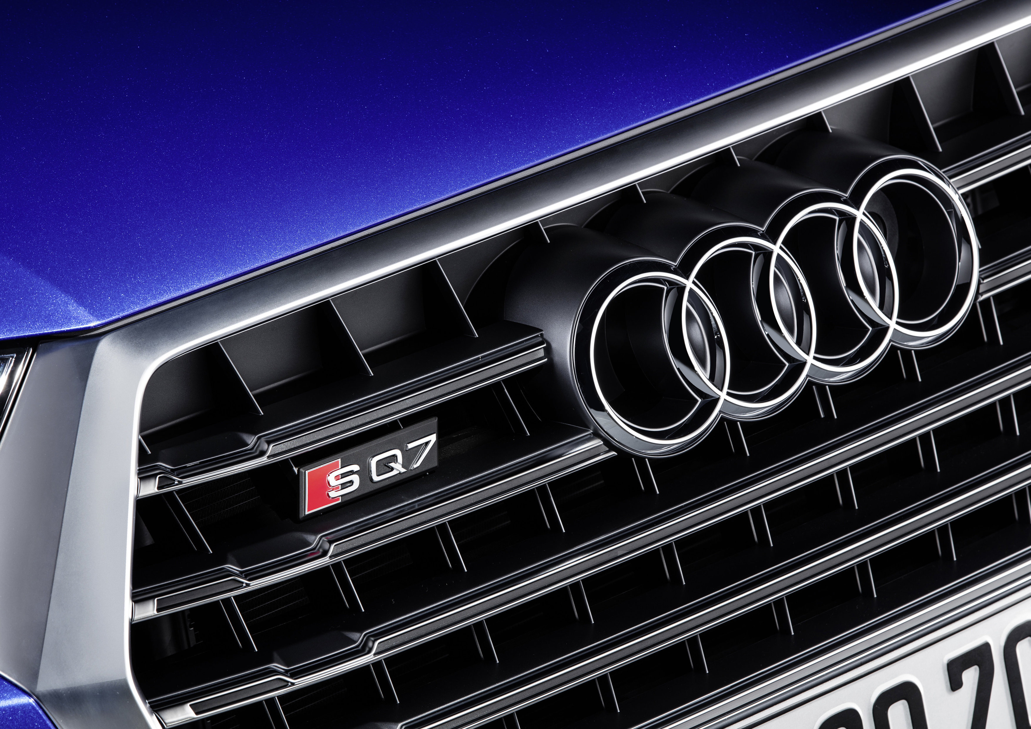 Audi introduceert de topversie van de Q7 met de van 4.0 TDI V8 voorziene SQ7. De sportieve SUV maakt gebruik van twee turbo's en een elektrisch aangedreven compressor.