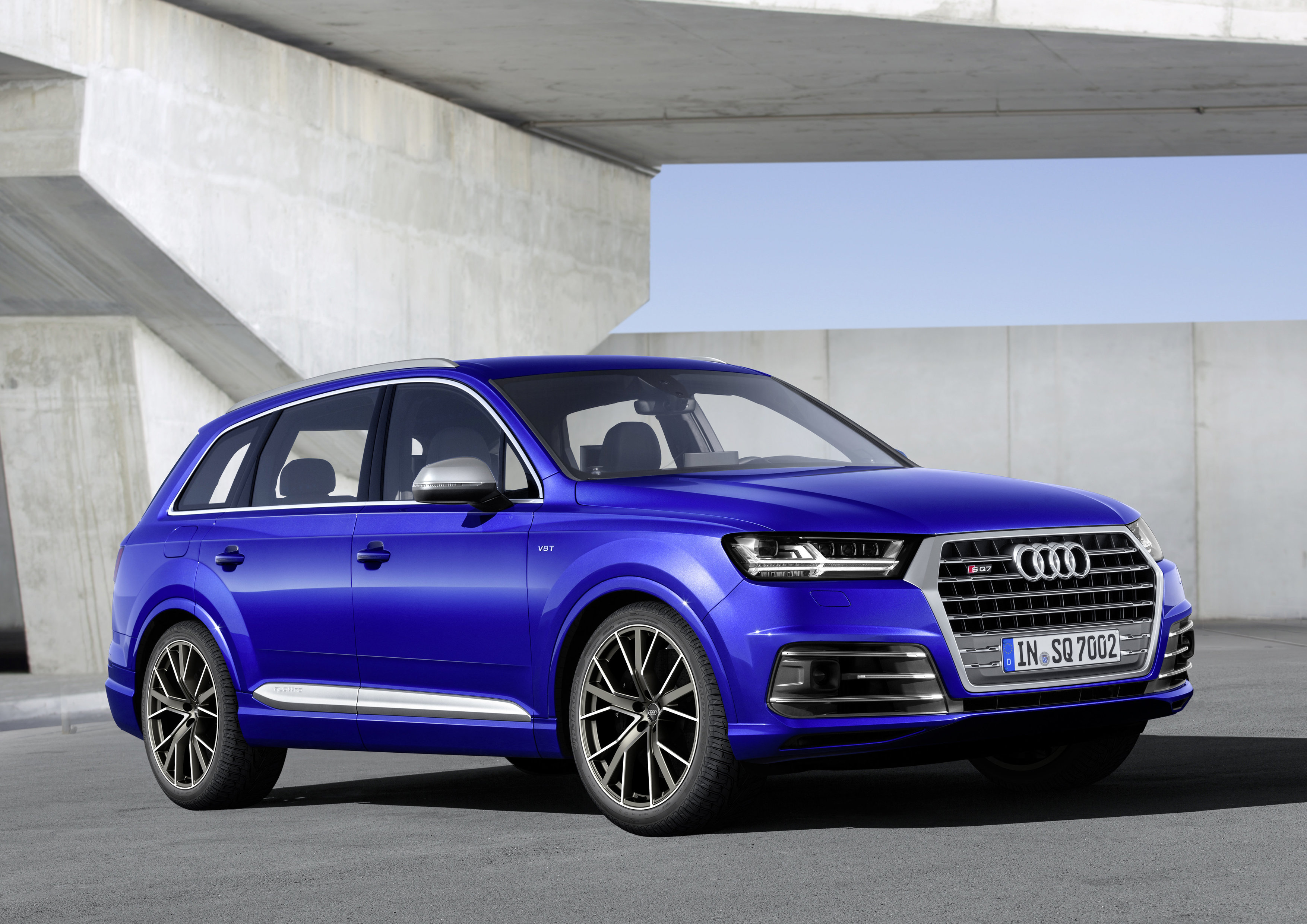 Audi introduceert de topversie van de Q7 met de van 4.0 TDI V8 voorziene SQ7. De sportieve SUV maakt gebruik van twee turbo's en een elektrisch aangedreven compressor.