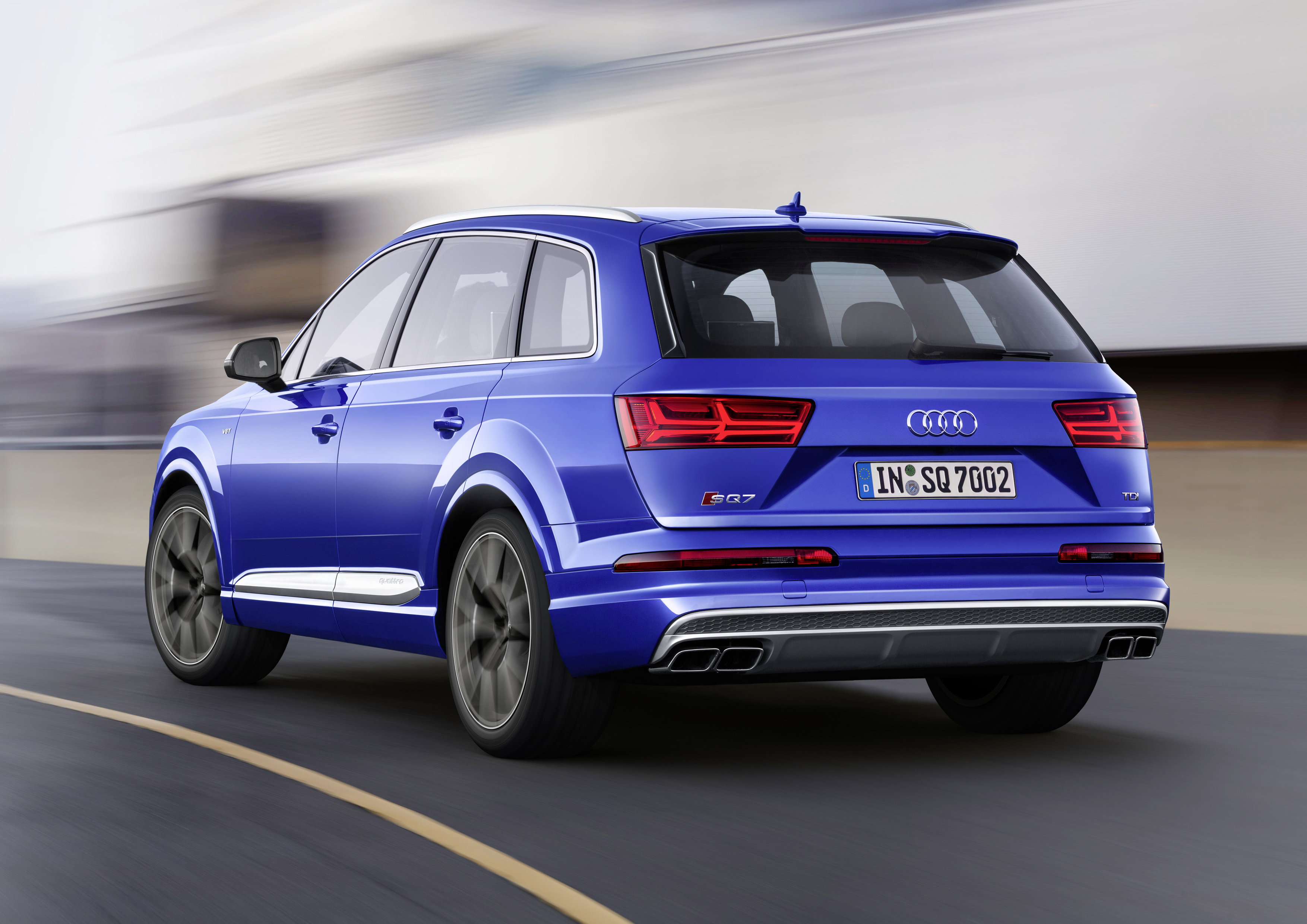 Audi introduceert de topversie van de Q7 met de van 4.0 TDI V8 voorziene SQ7. De sportieve SUV maakt gebruik van twee turbo's en een elektrisch aangedreven compressor.
