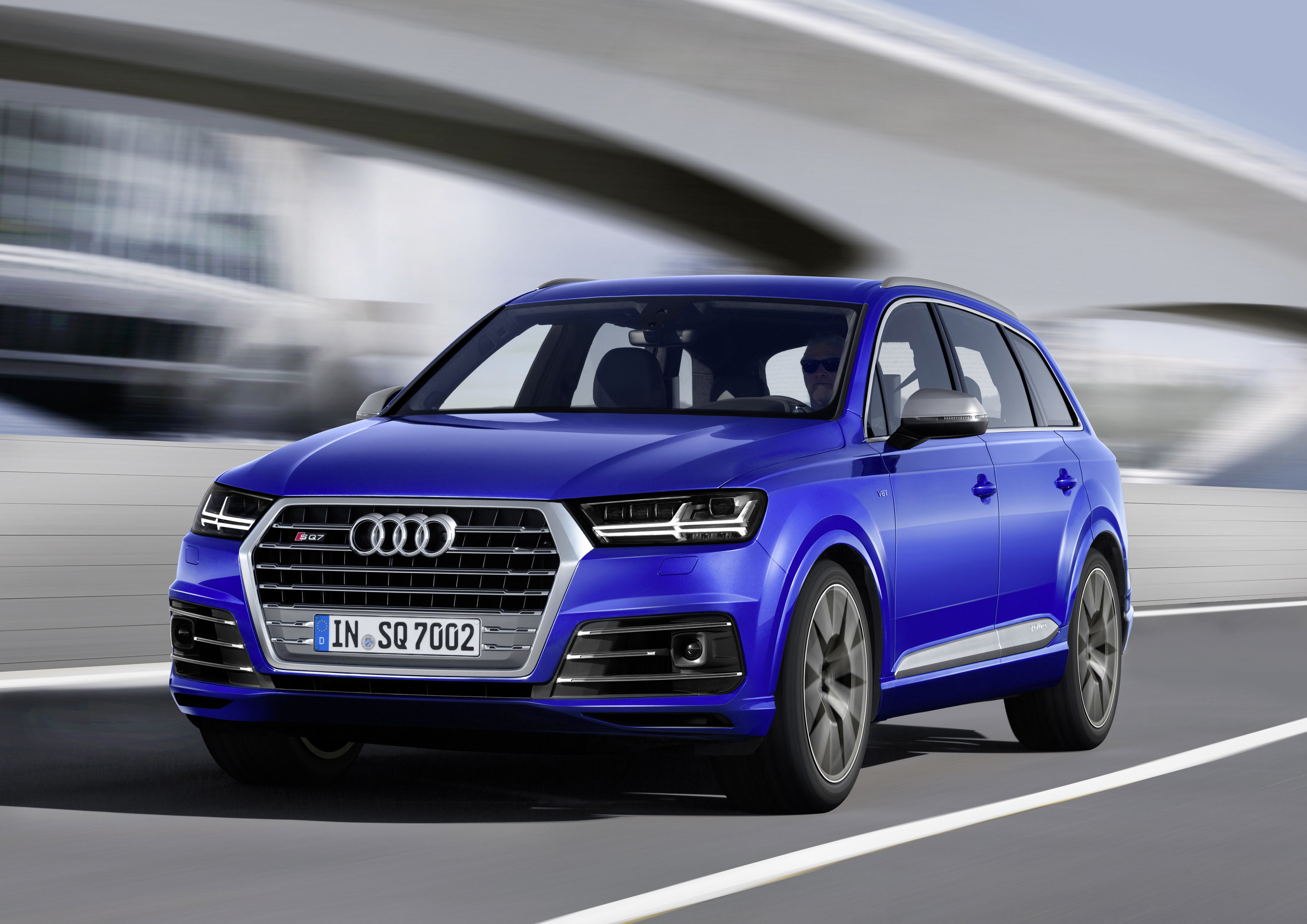 Audi introduceert de topversie van de Q7 met de van 4.0 TDI V8 voorziene SQ7. De sportieve SUV maakt gebruik van twee turbo's en een elektrisch aangedreven compressor.