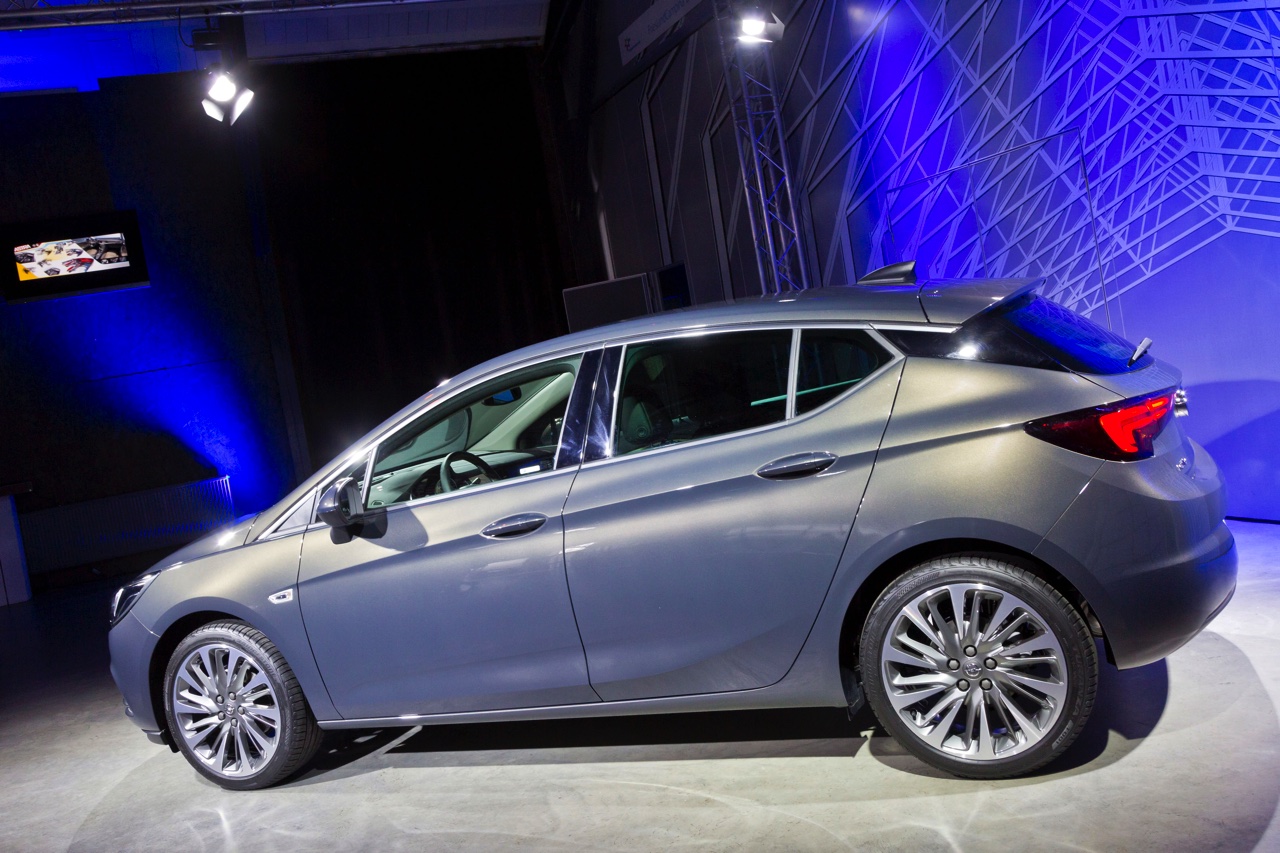 De nieuwe Opel Astra is kleiner, lichter en van binnen toch ruimer dan zijn voorganger. In Amersfoort mochten we al kort even kennismaken met de nieuwe Astra.