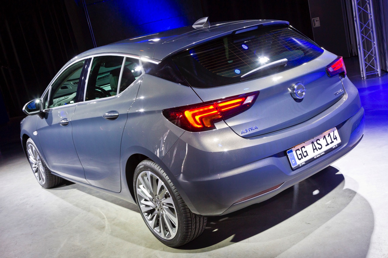 De nieuwe Opel Astra is kleiner, lichter en van binnen toch ruimer dan zijn voorganger. In Amersfoort mochten we al kort even kennismaken met de nieuwe Astra.