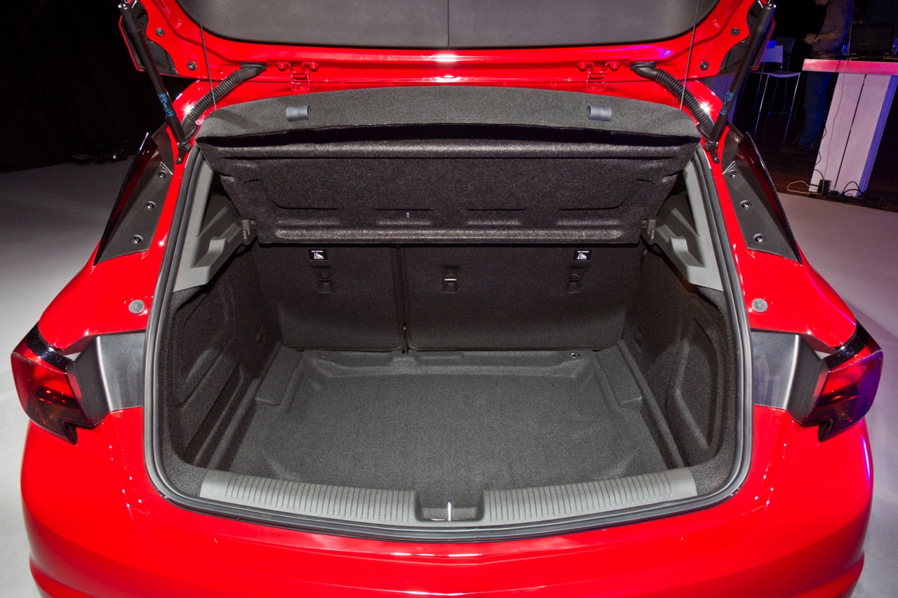 De nieuwe Opel Astra is kleiner, lichter en van binnen toch ruimer dan zijn voorganger. In Amersfoort mochten we al kort even kennismaken met de nieuwe Astra.