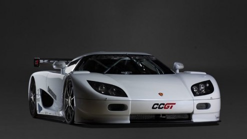 Het Zweedse merk Koenigsegg onthult twee nieuwe modellen. De ene is een pure racewagen, de andere is een milieuvriendelijke auto.