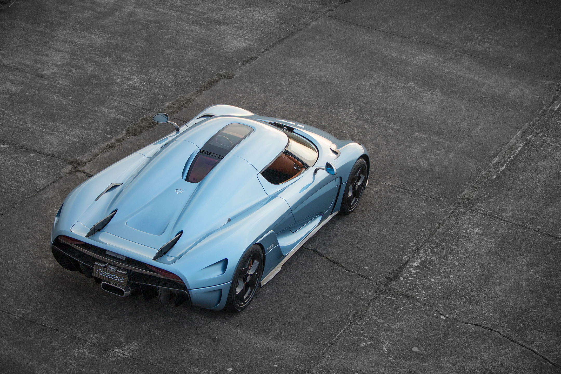 Van 0-300 km/h sprinten in 12,3 seconden kost je 2,1 miljoen euro. Een Britse Koenigseggdealer heeft vandaag de prijs van de Regera bekendgemaakt.