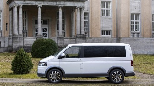 Koken in Volkswagen Multivan Alltrack studiemodel met keukenmodule. Klaar voor het avontuur met opgeleukte looks en 2.0 TDI 180 pk diesel.
