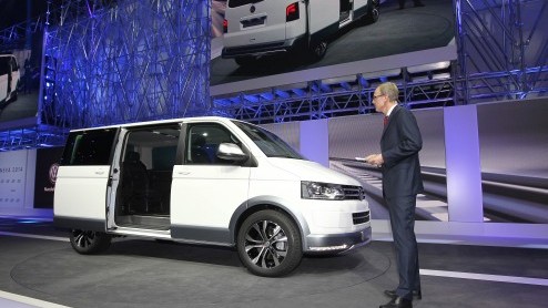 Koken in Volkswagen Multivan Alltrack studiemodel met keukenmodule. Klaar voor het avontuur met opgeleukte looks en 2.0 TDI 180 pk diesel.