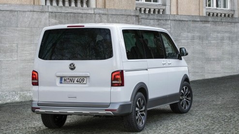 Koken in Volkswagen Multivan Alltrack studiemodel met keukenmodule. Klaar voor het avontuur met opgeleukte looks en 2.0 TDI 180 pk diesel.
