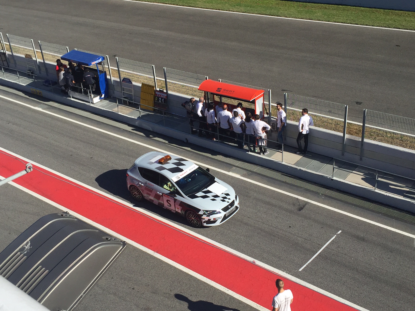 Verslag Seat Leon Eurocup 2015 tijdens het laatste raceweekend op Circuit de Barcelona-Catalunya net buiten Barcelona.