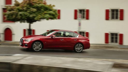 Autotest Infiniti Q50 2.0t AT, de Q50 met 2,0 liter turbomotor op benzine. Rijtest van gretige motorvariant met standaard automaat.