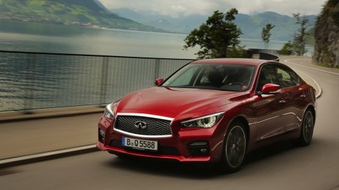 Autotest Infiniti Q50 2.0t AT, de Q50 met 2,0 liter turbomotor op benzine. Rijtest van gretige motorvariant met standaard automaat.