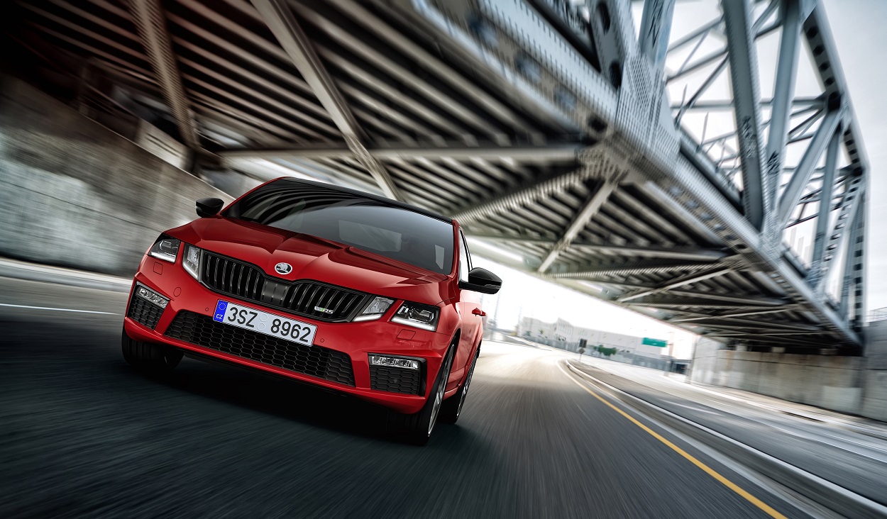 Skoda introduceert een nieuwe versie van de Octavia RS: de RS 245. Het getal geeft het aantal pks aan en daarmee is het dus de krachtigste Octavia ooit.