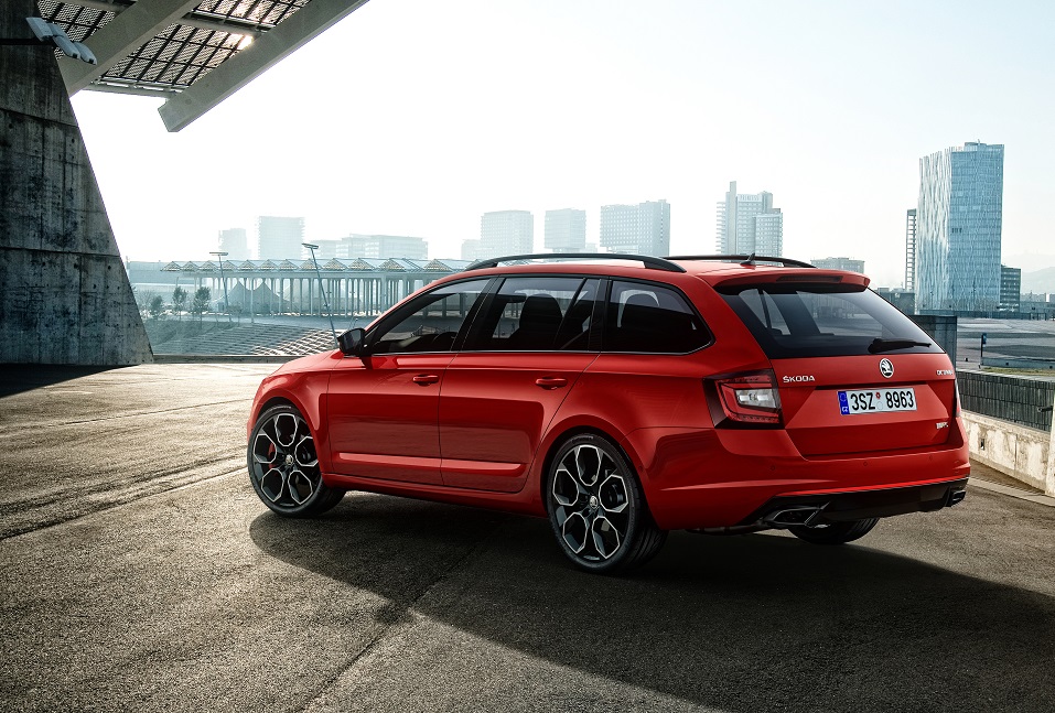 Skoda introduceert een nieuwe versie van de Octavia RS: de RS 245. Het getal geeft het aantal pks aan en daarmee is het dus de krachtigste Octavia ooit.