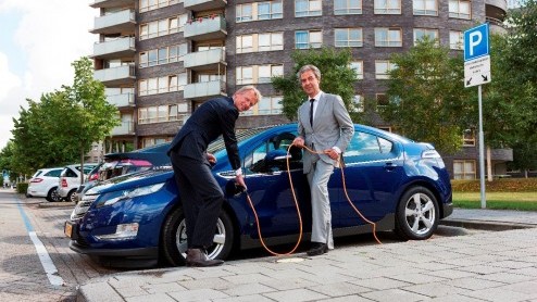 LeasePlan verzorgt laadpalen elektrische auto's voor leaserijders.