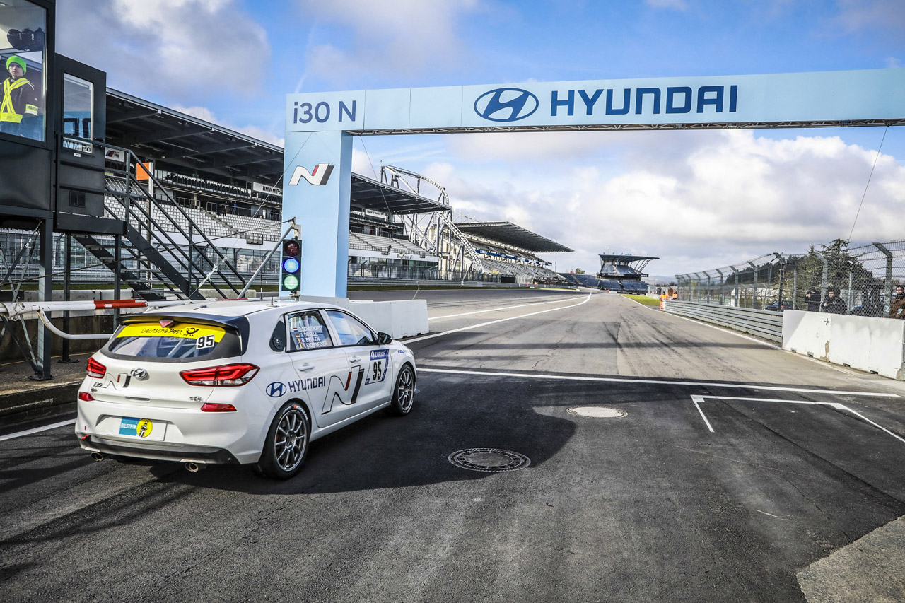 Hyundai test tijdens de 24 uur op de Nrburgring de nieuwe i30 N die later die jaar op de markt komt.