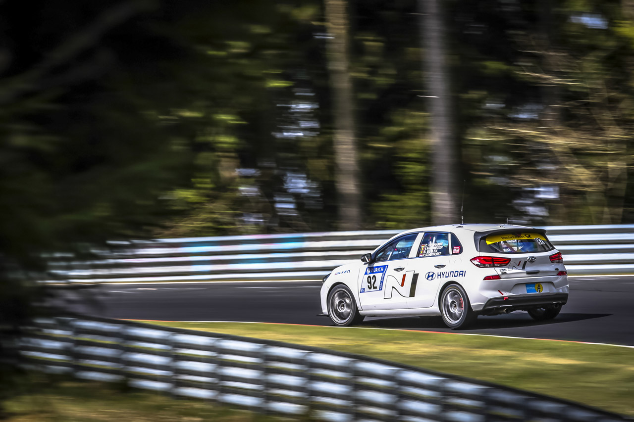 Hyundai test tijdens de 24 uur op de Nrburgring de nieuwe i30 N die later die jaar op de markt komt.