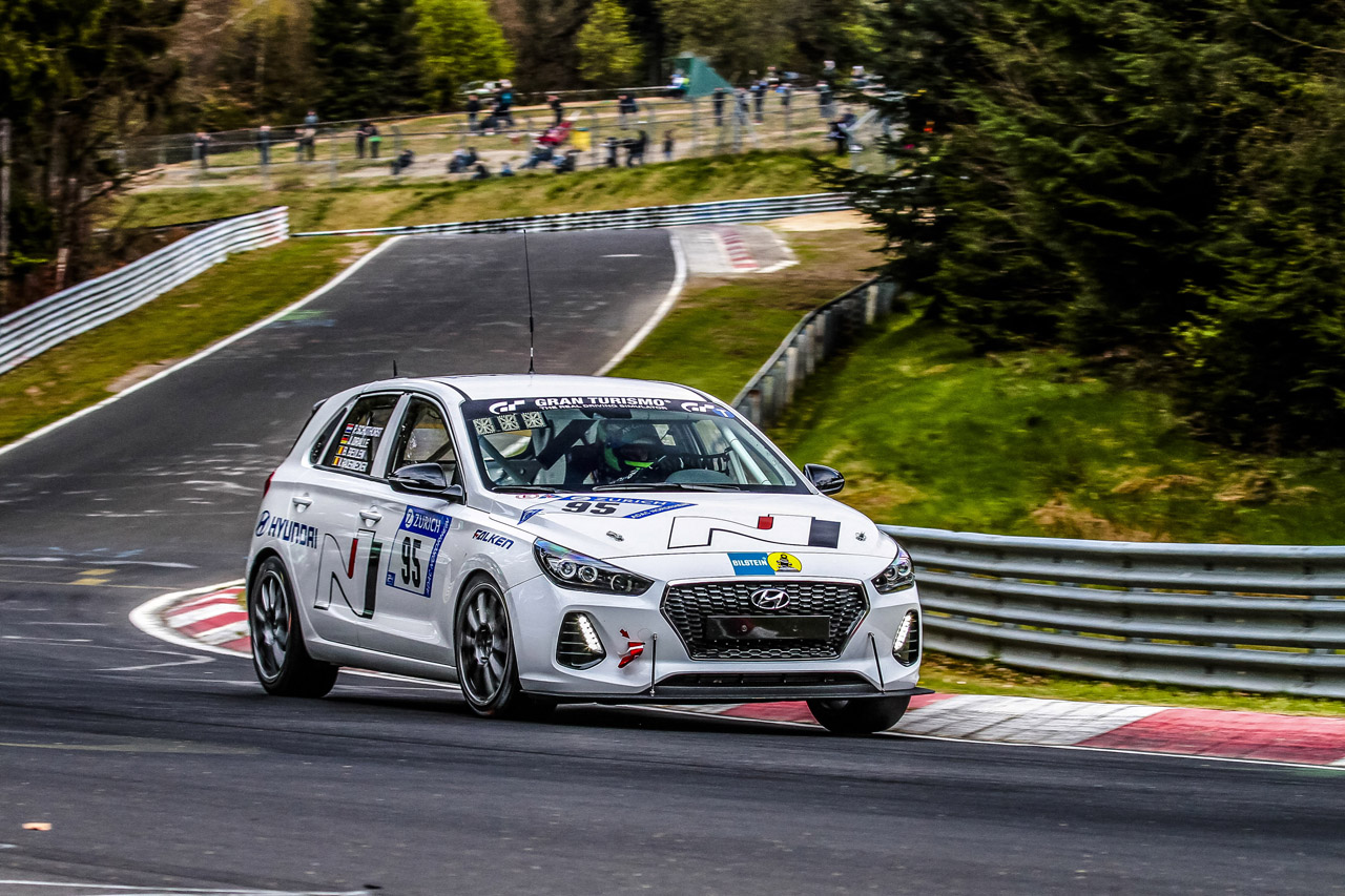 Hyundai test tijdens de 24 uur op de Nrburgring de nieuwe i30 N die later die jaar op de markt komt.