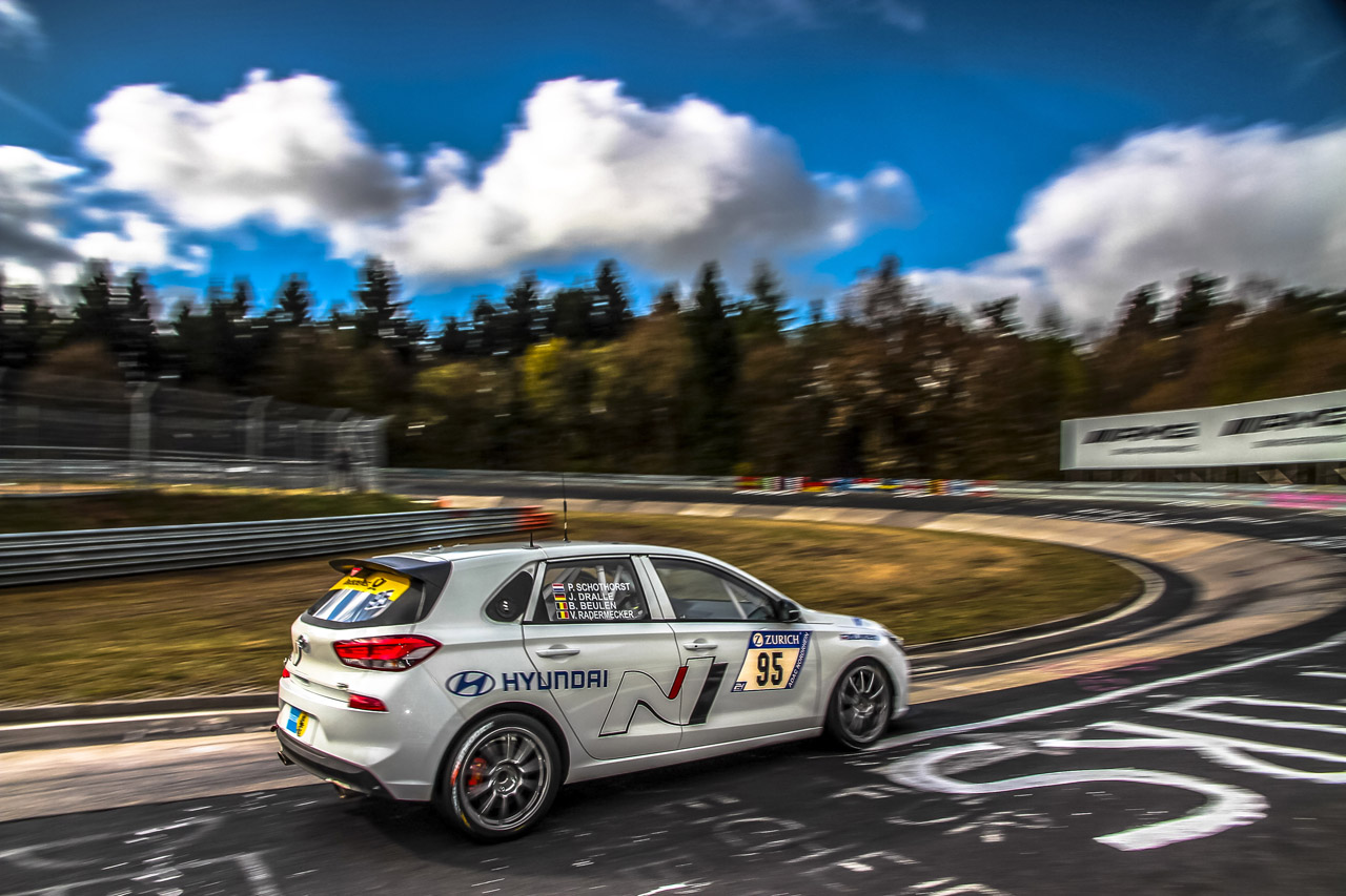 Hyundai test tijdens de 24 uur op de Nrburgring de nieuwe i30 N die later die jaar op de markt komt.