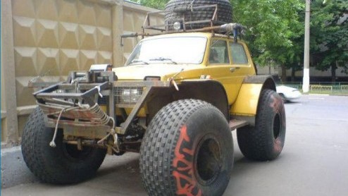 Soms krijg we hele aparte fotos in onze mailbox. Dit keer waren de fotos zo bizar dat we ze met je wilde delen. Wij presenteren je, de Lada Niva Bigfoot!