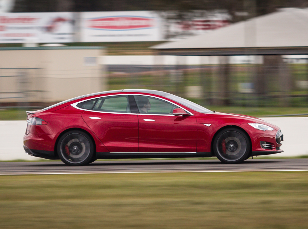 Tesla introduceert een nieuwe basisuitvoering van de Model S. De Model S 60 is fors lager geprijsd dan de Model S 75 of 90D maar heeft nog altijd 400 kilometer actieradius.