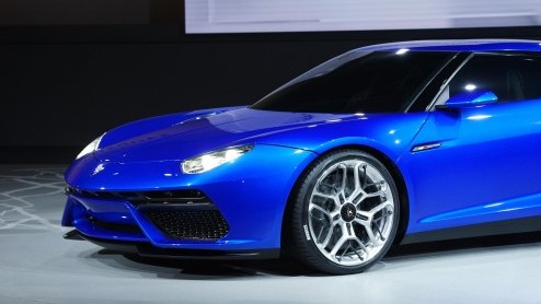 In navolging van Porsche, Ferrari en McLaren komt ook Lamborghini met een plug-in hybride supercar. De Asterion LPI 910-4 is liefst 910 pk sterk. Met dank aan een V10 en liefst drie elektromotoren.