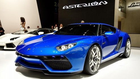 In navolging van Porsche, Ferrari en McLaren komt ook Lamborghini met een plug-in hybride supercar. De Asterion LPI 910-4 is liefst 910 pk sterk. Met dank aan een V10 en liefst drie elektromotoren.