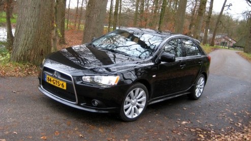 Kiezen voor een modale hatchback maakt Mitsubishi nog lastiger. Het merk gooit de Lancer Sportback in de strijd om de shortlist van menig sportieve rijder te bereiken. Gespierde looks en de agressieve