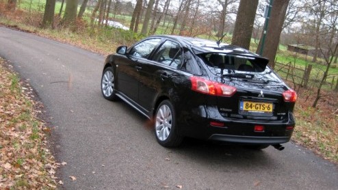 Kiezen voor een modale hatchback maakt Mitsubishi nog lastiger. Het merk gooit de Lancer Sportback in de strijd om de shortlist van menig sportieve rijder te bereiken. Gespierde looks en de agressieve