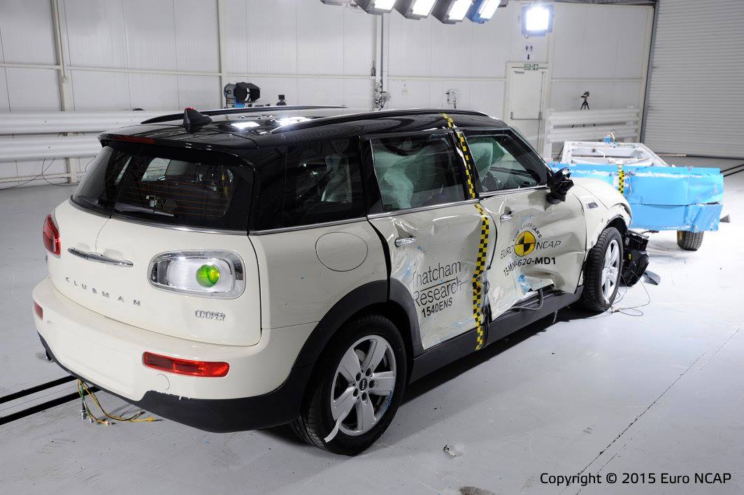 EuroNCAP crashtest resultaten van Kia Optima, Jaguar XE, Mercedes GLC, Opel Astra, Renault Megane & Talisman, Lexus RX, BMW X1 Infiniti Q50 en Kia Sportage 2015. De Lancia Ypsilon scoort matig.