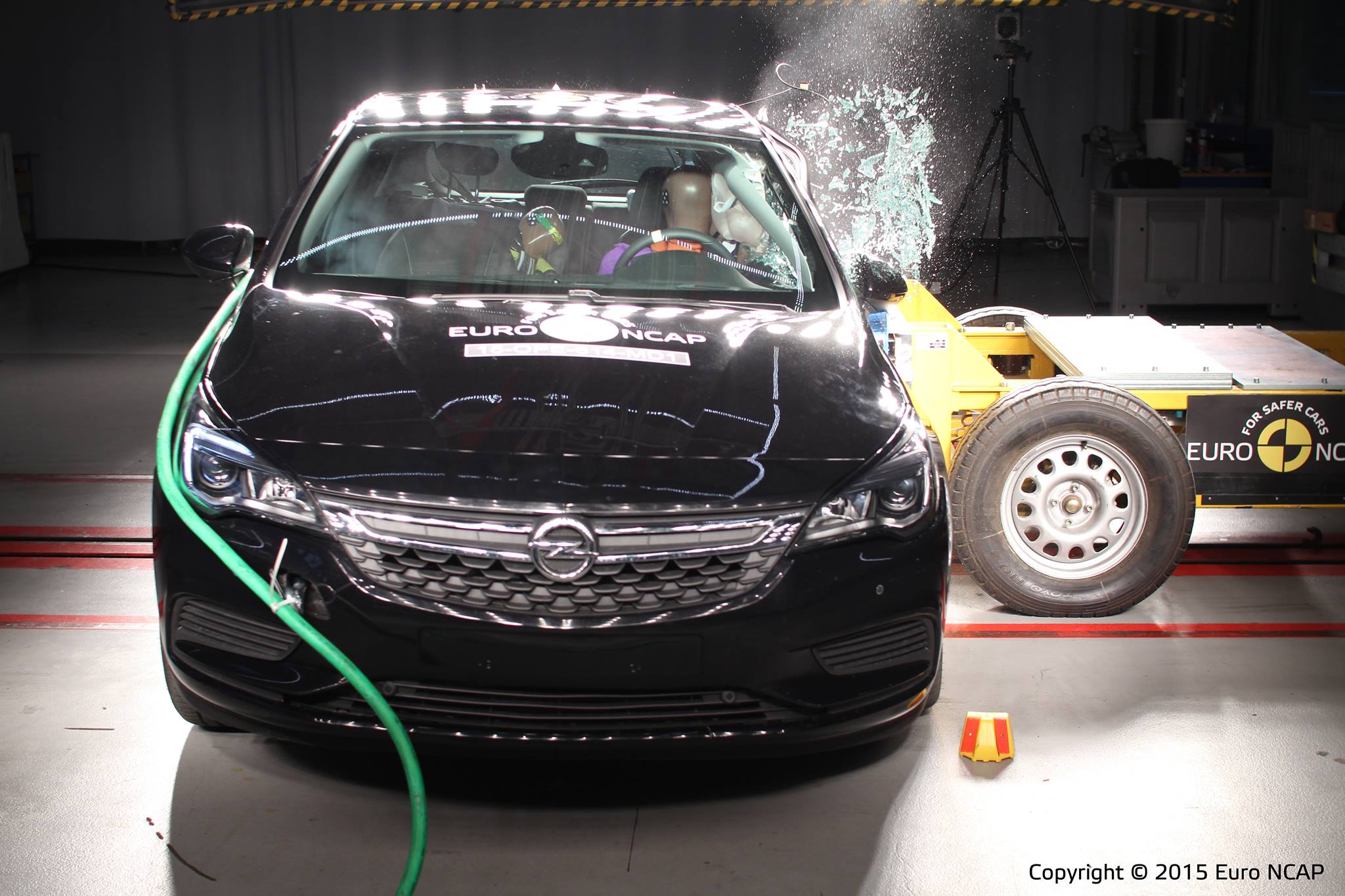 EuroNCAP crashtest resultaten van Kia Optima, Jaguar XE, Mercedes GLC, Opel Astra, Renault Megane & Talisman, Lexus RX, BMW X1 Infiniti Q50 en Kia Sportage 2015. De Lancia Ypsilon scoort matig.