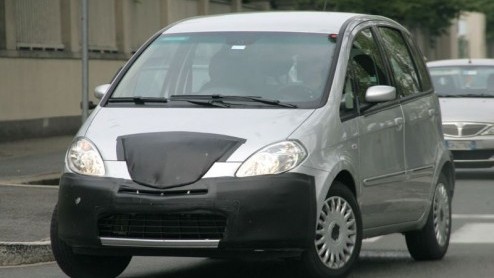Lancia heeft een facelift in de planning staan voor de mini MPV van het merk. De eerste fotos van die facelift hebben wij alvast voor je.