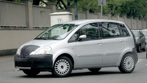 Lancia heeft een facelift in de planning staan voor de mini MPV van het merk. De eerste fotos van die facelift hebben wij alvast voor je.