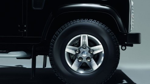 Land Rover gooit er maar weer eens een actiemodelletje tegenaan om de stokoude Defender in de schijnwerpers te zetten. Op de Autosalon van Genve staat een Defender in Black Pack en Silver Pack