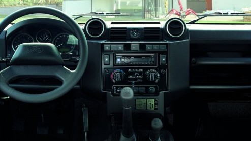 Land Rover gooit er maar weer eens een actiemodelletje tegenaan om de stokoude Defender in de schijnwerpers te zetten. Op de Autosalon van Genve staat een Defender in Black Pack en Silver Pack