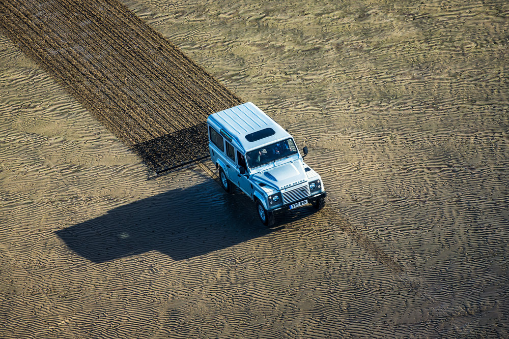 Land Rover Defender Limited Editions komen dit jaar op de markt als eerbetoon aan de iconische terreinauto. De Defender is er als Autobiography, Heritage en Adventure Edition.