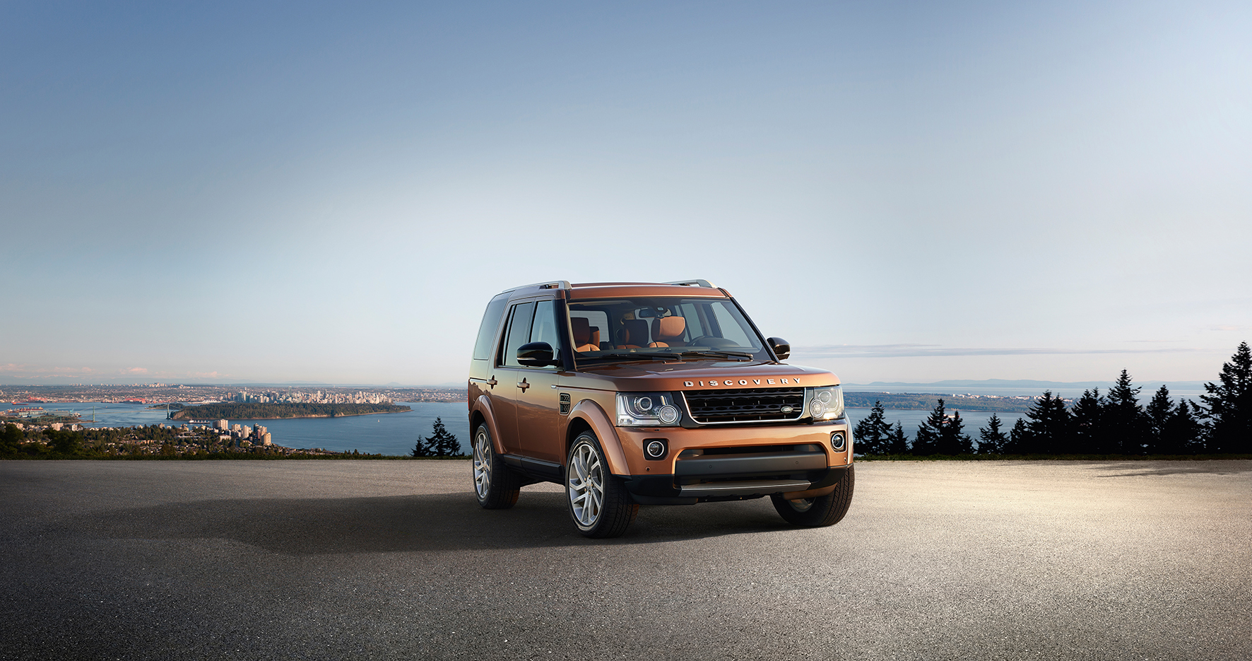 De nieuwe Land Rover Discovery Landmark Special Edition is extra luxe en rijk uitgerust, met lederen bekleding en de SDV6 dieselmotor.