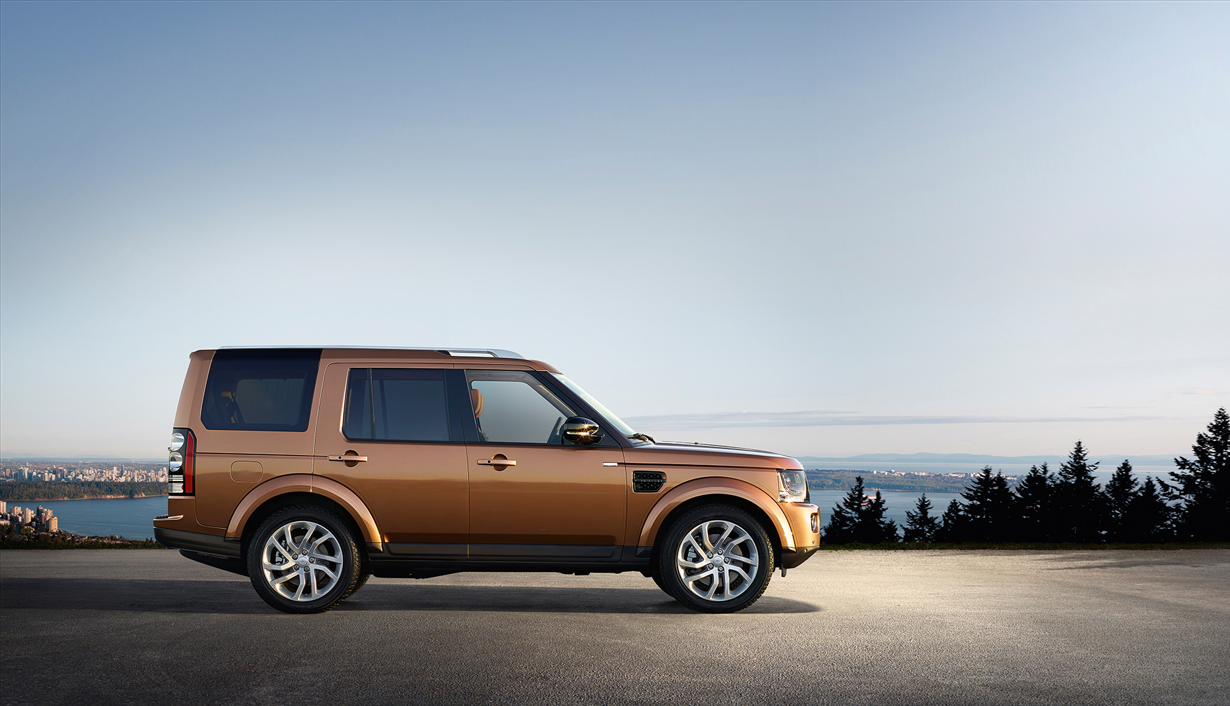 De nieuwe Land Rover Discovery Landmark Special Edition is extra luxe en rijk uitgerust, met lederen bekleding en de SDV6 dieselmotor.