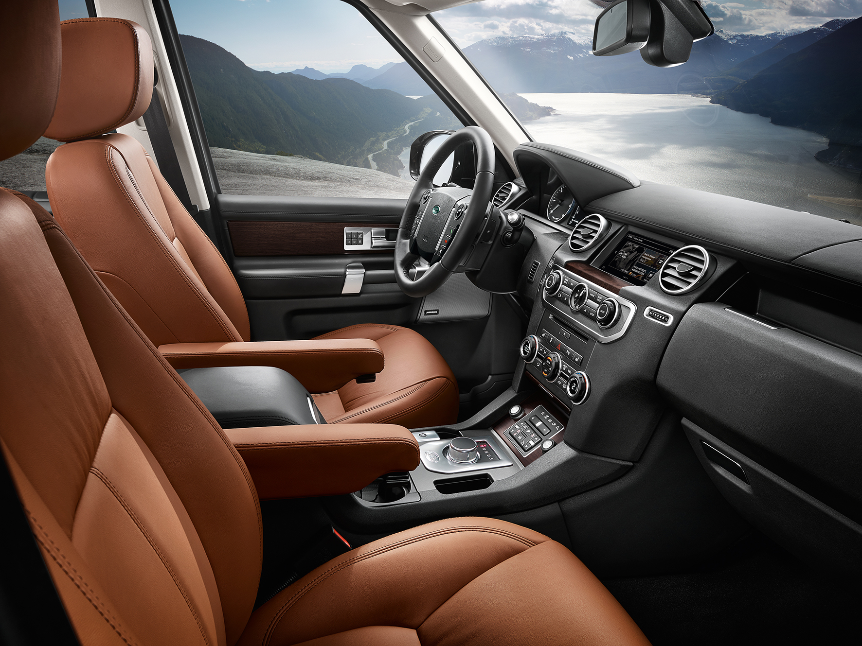 De nieuwe Land Rover Discovery Landmark Special Edition is extra luxe en rijk uitgerust, met lederen bekleding en de SDV6 dieselmotor.
