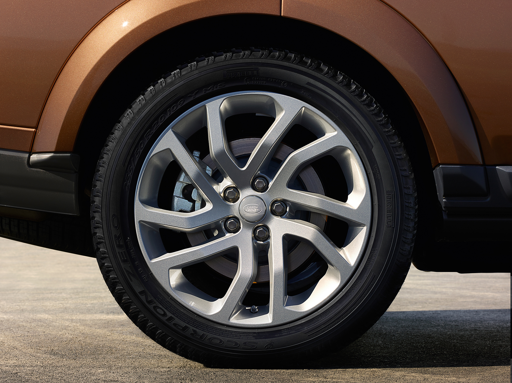 De nieuwe Land Rover Discovery Landmark Special Edition is extra luxe en rijk uitgerust, met lederen bekleding en de SDV6 dieselmotor.