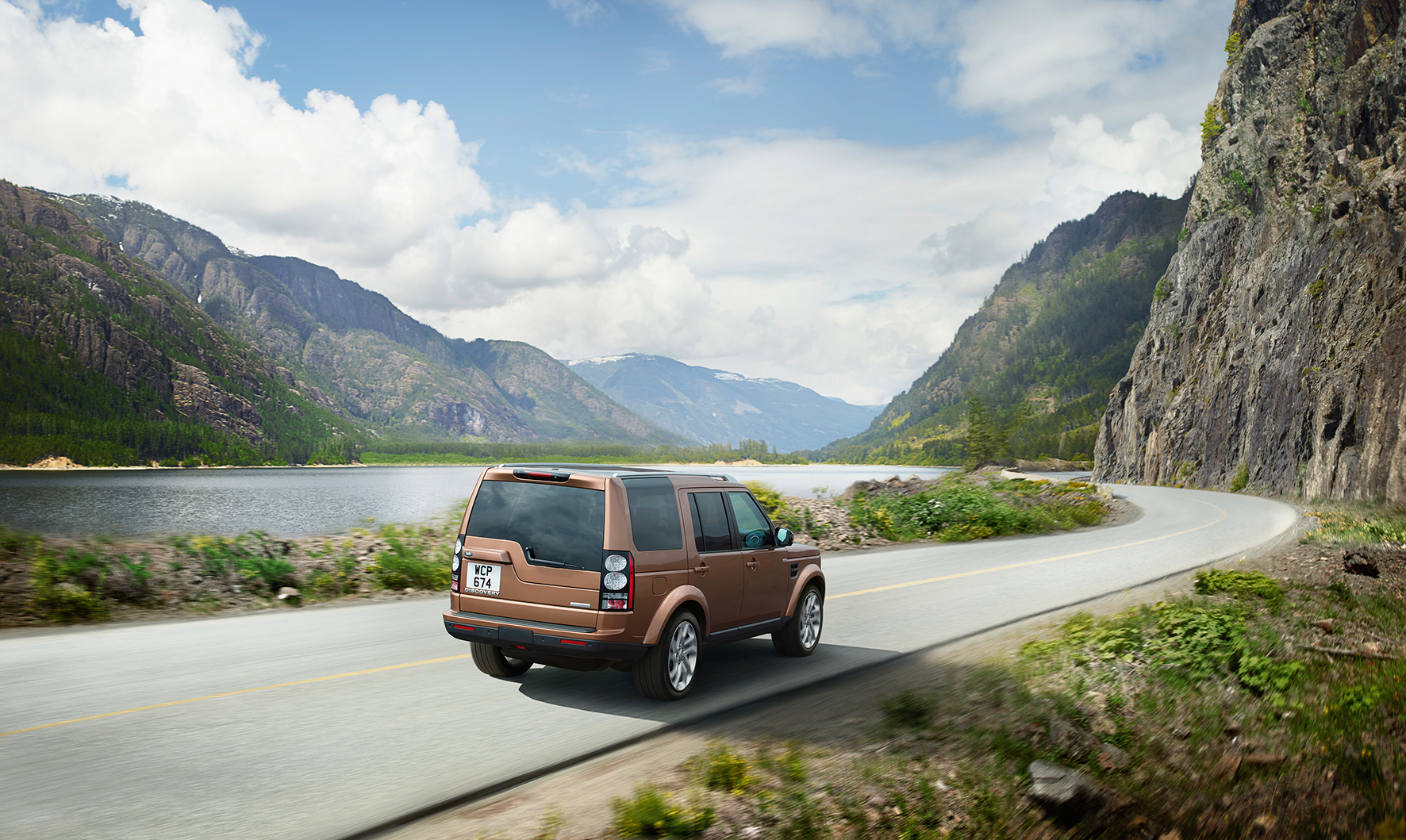 De nieuwe Land Rover Discovery Landmark Special Edition is extra luxe en rijk uitgerust, met lederen bekleding en de SDV6 dieselmotor.