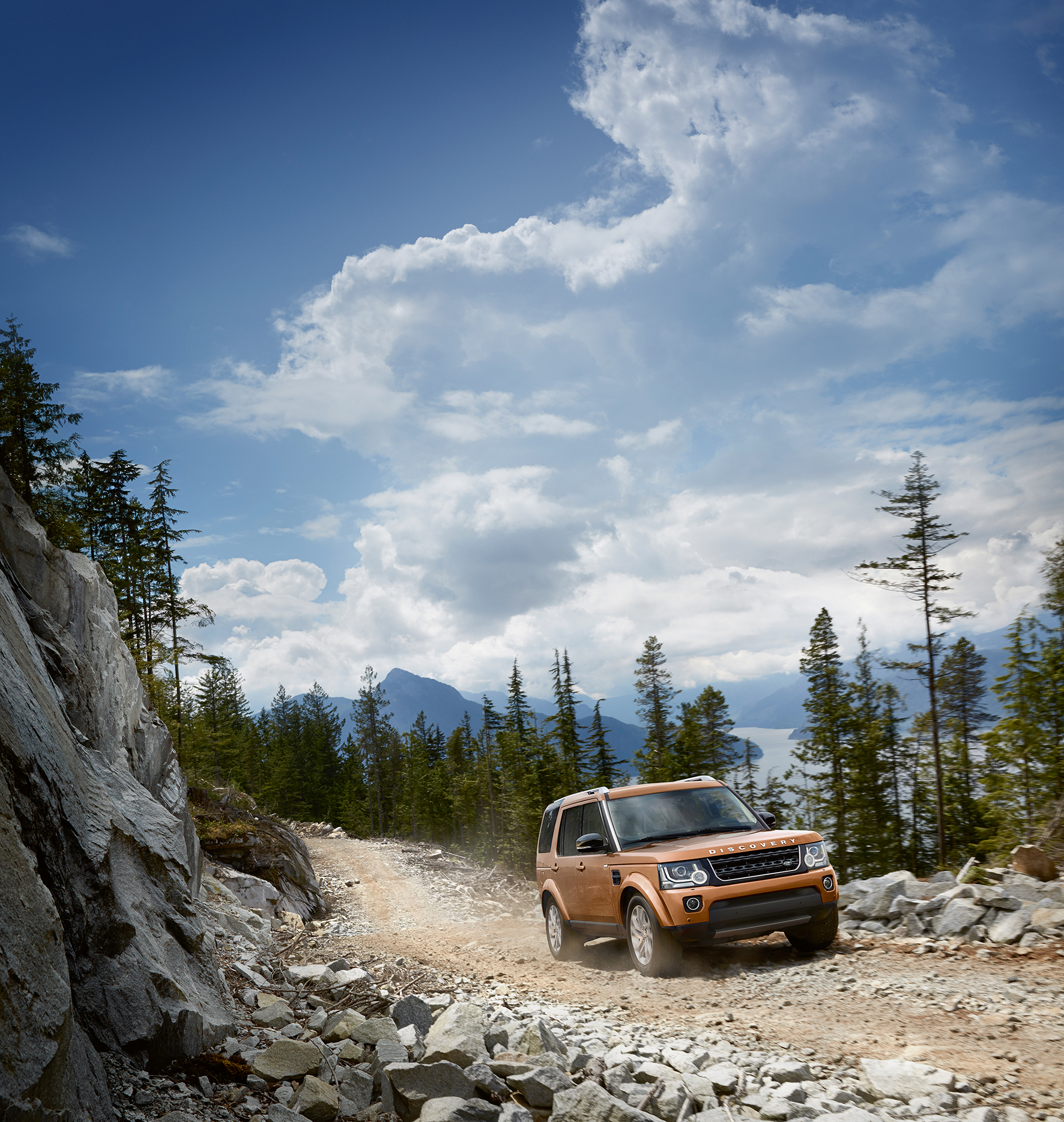 De nieuwe Land Rover Discovery Landmark Special Edition is extra luxe en rijk uitgerust, met lederen bekleding en de SDV6 dieselmotor.