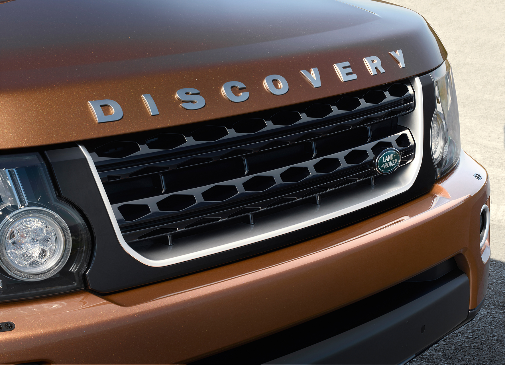 De nieuwe Land Rover Discovery Landmark Special Edition is extra luxe en rijk uitgerust, met lederen bekleding en de SDV6 dieselmotor.