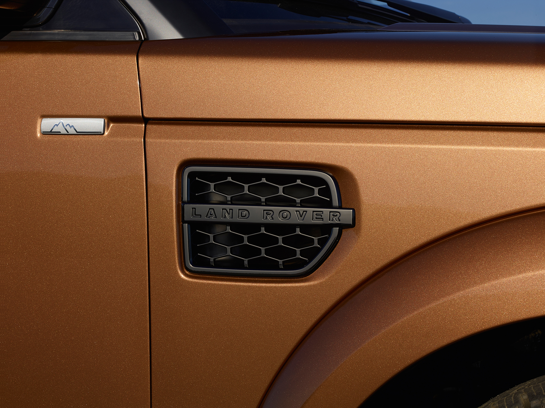 De nieuwe Land Rover Discovery Landmark Special Edition is extra luxe en rijk uitgerust, met lederen bekleding en de SDV6 dieselmotor.