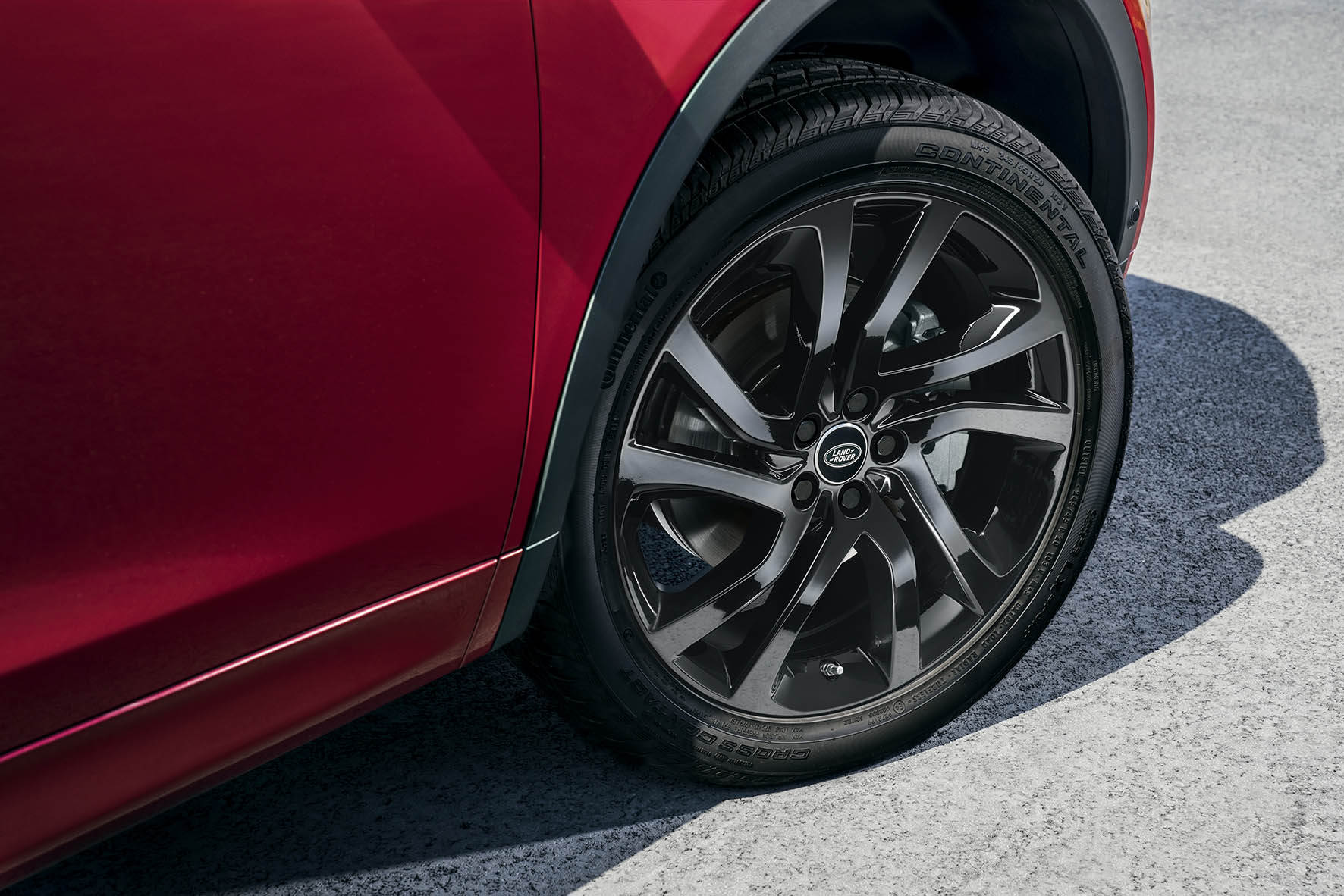 Voor modeljaar 2016 introduceert Land Rover de Discovery Sport Dynamic, evenals de nieuwe eD4 dieselmotor en ATPC.
