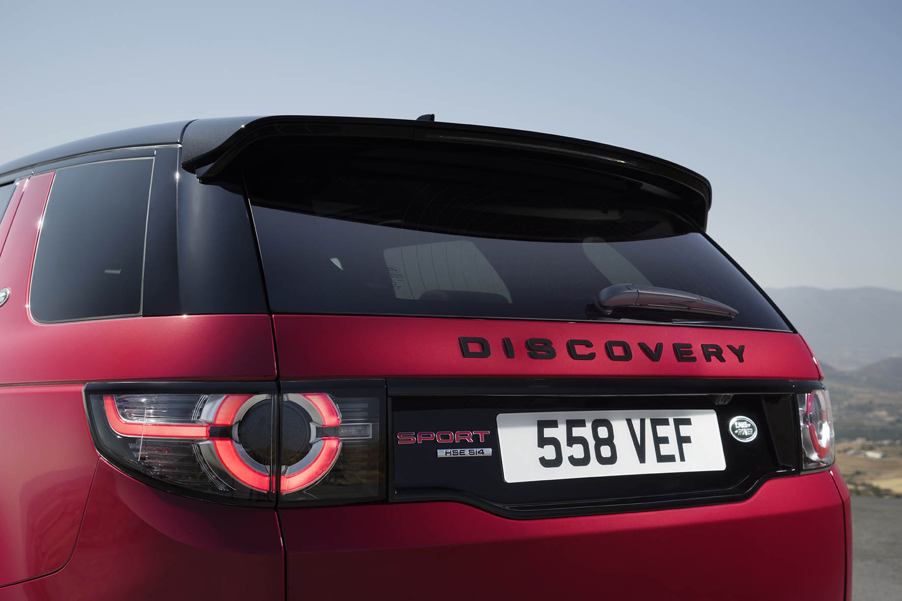 Voor modeljaar 2016 introduceert Land Rover de Discovery Sport Dynamic, evenals de nieuwe eD4 dieselmotor en ATPC.