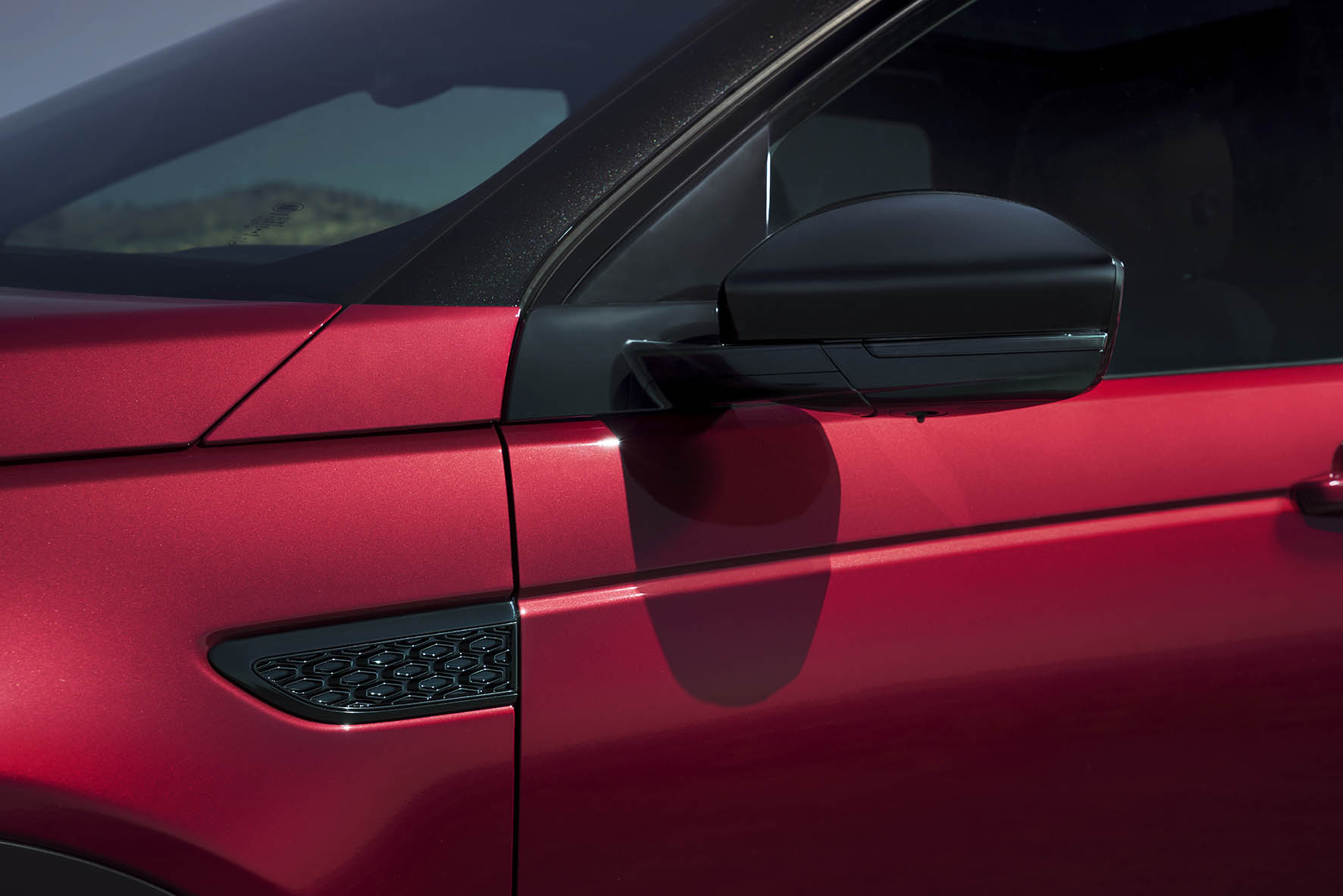 Voor modeljaar 2016 introduceert Land Rover de Discovery Sport Dynamic, evenals de nieuwe eD4 dieselmotor en ATPC.